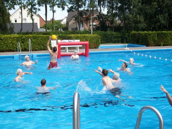 Wichtiger Anlaufpunkt: das Freibad in Alverdissen. Der Förderverein soll nun mehr Aufgaben übernehmen, damit die Stadt Barntrup ihre Finanzen wieder in den Griff bekommt. - © Sylvia Frevert
