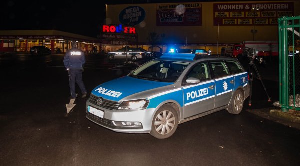 Die Schüsse auf das männliche Opfer fielen auf dem Parkplatz des Möbelhauses in Leopoldshöhe-Asemissen. Die Mordkommission nahm noch am Abend die Ermittlungen auf. - © Christian Mathiesen