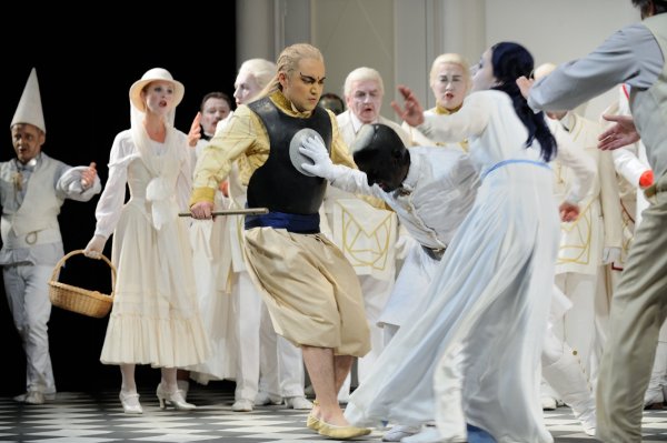 Märchenhafter Stoff und eingängige Musik: Am Montagabend ist Mozarts Oper „Die Zauberflöte“ auf der Bühne des Landestheaters zu erleben. Das Bild zeigt eine Spielszene aus der Produktion. - © Landestheater/Klei