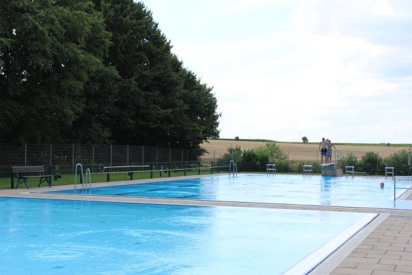 Platz für Schwimmer: das große Becken in Lieme. - © Muer