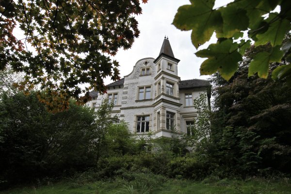 Zugewachsen wie Dornröschens Schloss: Das ehemalige Altenheim Altenbuchen an der unteren Schanze. - © Bernhard Preuß