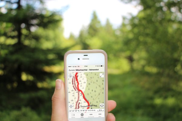 Um in lippischen Wäldern nicht verloren zu gehen, kann für Orientierungslose ein Smartphone von Vorteil sein. - © Janet König