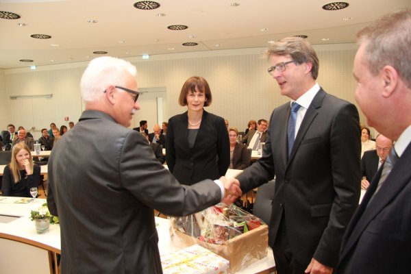 Händedruck zum Ende der Karriere: Peter Schwarze (links), langjähriger Klinikgeschäftsführer, dankt Dr. Rudolf Jebens für seine Arbeit. Antje Jebens und Schwarzes Nachfolger Ingo Breitmeier schauen zu. - © Engelhardt