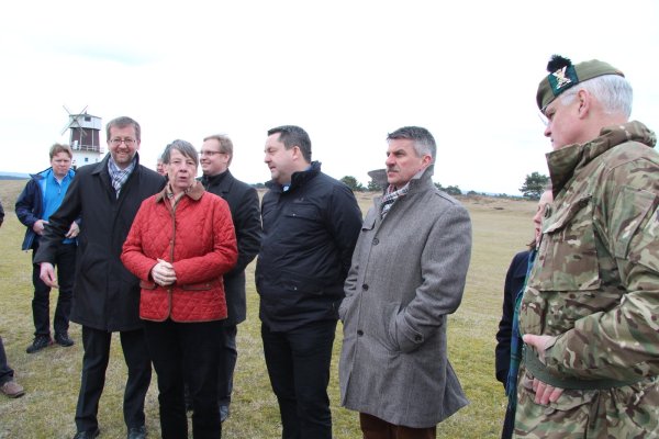 Der Bundestagsabgeordnete Burkhard Blienert (MdB), Bundesumweltministerin Barbara Hendricks,  Dr. Axel Lehmann, Ulrich Knorr und Lt. Colonel Mike Onslow in der Senne - © Thorsten Engelhardt