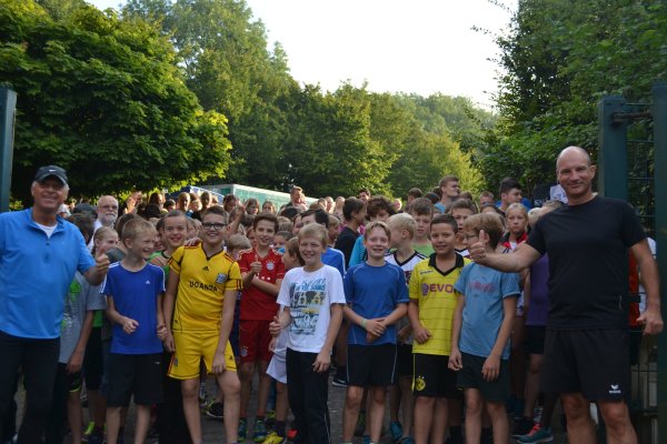 Es geht los: Bürgermeister Klaus Geise und Karsten Fahrenkamp (v. li.) eröffnen den Sponsorenlauf. - © LZ