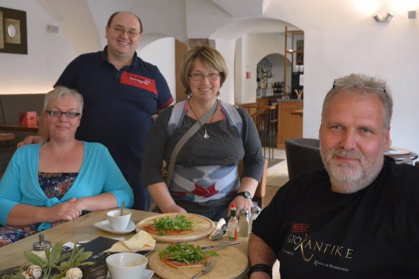 Ralf Sann und Ehefrau Christine (rechts) sind die Initiatoren der Selbsthilfegruppe "Adipositas", die sich alle zwei Wochen, abwechselnd im Klinikum Lemgo und Detmold trifft. Carola und Mico Dulabic (links) sind ebenfalls aktive Teilnehmer. Nach der Magen-OP zur Gewichtsreduktion können nur noch Kleinstportionen an Nahrung, wie hier eine halbe Pizza, vom Magen aufgenommen werden. - © Tanja Watermann
