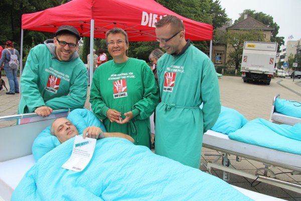 Die Linken-Politiker Frank Kemper (liegend), Sven Kleinemeier (links), Thomas Hudalla (rechts) waren für eine Aktion in Detmold. - © Sven Koch
