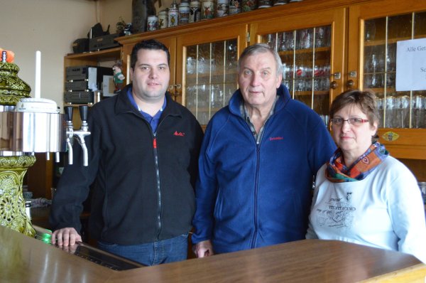 Ein letztes Mal hinterm Zapfhahn: Christa und Gerd Schnittger schließt nach 40 Jahren die Gaststätte "Zum Leistruper Wald". Es ist ein Abschied mit gemischten Gefühlen, auch für Sohn Stefan (links). - © Janet König