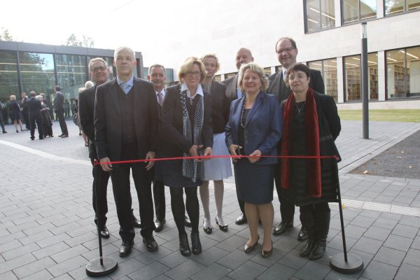 Die Scheren im Anschlag: Die Ministerinnen Ute Schäfer und Svenja Schulze (vorne, Mitte) machen sich bereit, das Band zu zerschneiden. Günter Drögeler (Landesarchiv NRW), Dr. Martin Chaumet, Dr. Reginbert Taube (BLB), Anke Peithmann, Heinrich Micus (BLB), Prof. Dr. Thomas Grosse und Prof. Dr. Birgit Riegraf (von links) schauen zu. - © Barbara Luetgebrune