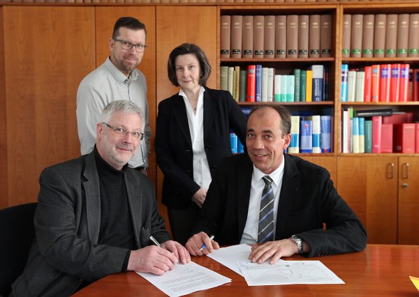Feierlicher Augenblick: Bürgermeister Gert Klaus (links) und Rolf Stanislawski (rechts) unterschreiben den Nutzungsvertrag vor den Augen von Sven Hoffmann und Notarin Kerstin Büker. - © Preuss
