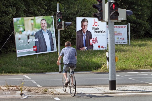 Allgegenwärtig: Dem um Wähler werbenden Blick der Spitzenkandidaten von SPD und CDU Dr. Axel Lehmann und Friedel Heuwinkel kann man kaum entgehen. - © Bernhard Preuss