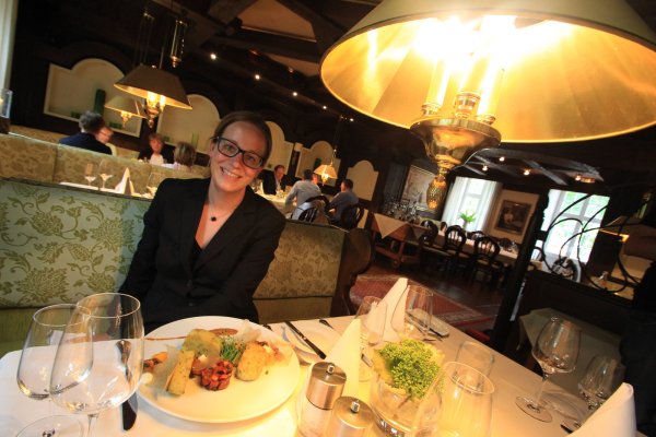Internationale Gerichte bei urigem Charme: Nadine Kampwerth, Restaurantmanagerin der Klosterpforte, im hauseigenen Restaurant Klosterstübchen. - © Tobias Schreiner