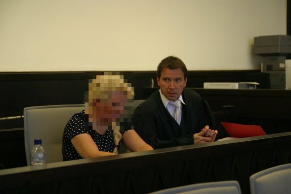 Bewährungschance: Zu Beginn des gestrigen 17. Verhandlungstags saß die Neuenbeker Ärztin Susanne C. sehr angespannt neben ihrem Verteidiger Thorsten Giesecke. Schließlich stand für die Medizinerin eine empfindliche Haftstrafe im Raum. - © Jutta Steinmetz