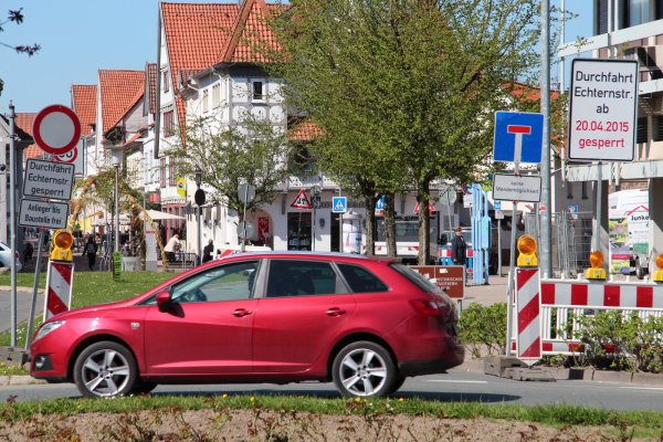 Ist dicht: Bis Ende der Woche dürfen nur Anlieger in die Echternstraße fahren - aber auch sie müssen auf gleichem Weg wieder hinaus. Die Einbahnstraßenregelung ist aufgehoben. - © Brand