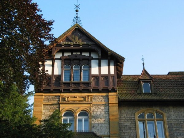 Weber-Villa: Die baute Carl Weber 1885 im Stil der Neorenaissance. Zwölf Jahre später kamen Fachwerkaufbauten hinzu. - © Müller