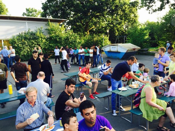 Ein tolles Bild: Flüchtlinge und Hörstmarer Bürger finden sich spontan zur Grillparty an der ehemaligen Grundschule ein. - © Privat