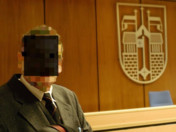 Bild vom ersten Prozess: Nach dem Urteil in Herford legte der Mediziner Berufung ein und zog vor das Landgericht.  - © Ralf Bittner