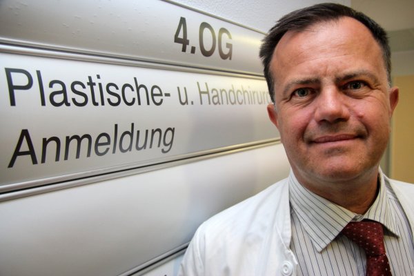<p class="articletextcaption">Die Wegweiser zur Station werden umgehängt: Dr. Janos Hankiss wird von Oktober an in Detmold operieren. Im dortigen Südflügel werden zwei Stationen renoviert.</p> 
- © Hostert
