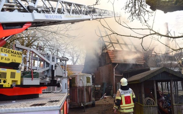 Starke Rauchentwicklung: Ein Großbrand in einer Scheune im Paderborner Stadtteil Schloß Neuhaus hielt die Feuerwehr in Atem.  - © Marc Köppelmann