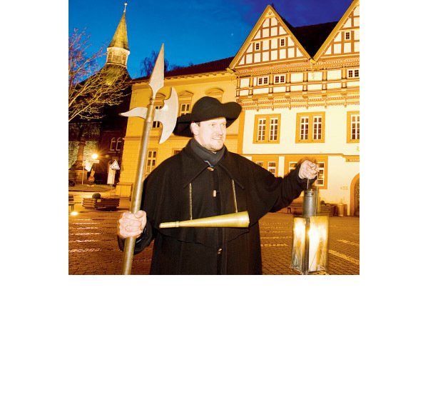Die Hellebarde ist dabei: Nachtwächter Werner Kuloge in Blomberg. - © Privat