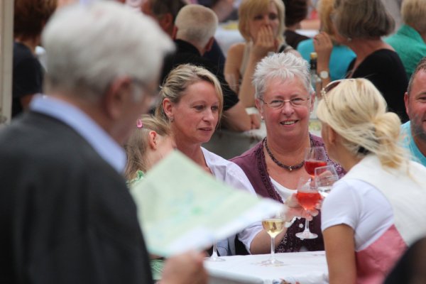 Herrschaftlicher Besuch: Auf dem Weinfest in Bad Salzuflen gibt sich jedes Jahr auch eine Weinprinzessin die Ehre, um mit den Gästen anzustoßen und mehr über die Rebensäfte zu erzählen. - © Archivfoto: Backe