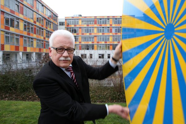 Ein Prunkstück des Klinikums Lippe: Auf die neue Familienklinik in Detmold ist Peter Schwarze besonders stolz. - © Bernhard Preuss