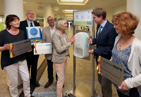 Keime bleiben draußen: Im Detmolder Klinikum gehört die Handdesinfektion im Eingangsbereich zum Hygienekonzept. Im Bild (von links): Silvia Hoffmann vom Kreisaltenheim Lemgo, Klinikum-Geschäftsführer Dr. Helmut Middeke, Thomas Plate vom Kreisaltenheim Oesterholz, Renate Reineke (Kreisaltenheim Blomberg), Dr. Jens Gieffers (Klinikum Detmold) und Renate Pethig vom Kreisaltenheim in Detmold. - © Bernhard Preuß