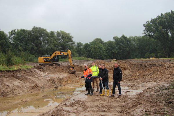 Neuer Weg für die Bega: Die Hoffmannswiesen sind kaum noch wieder zu erkennen. Rolf Oberweis (von links), Norbert Weinert (Ingenieurbüro Sönnichsen & Partner),Christof Schuhmann (Baufirma Zehe), Thomas Meise (Fachdienstleiter Tiefbau) und Torsten Kraatz (Abteilungsleiter Tiefbau) begutachten den neuen Flusslauf der Bega. - © Katrin Kantelberg