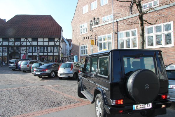 Begehrte Parkplätze: An der Post darf weiterhin geparkt werden. Foto: Kantelberg