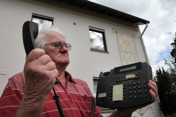 Ärgerlich: gut drei Monate war die Telefonleitung in der Mitwohnung im ersten Stock des Hauses von Wilfried Sigges tot. Zum Lachen war dem Malermeister nach etlichen gescheiterten vVersuchen, das Problem mit dem Anbieter 1&1 zu lösen, nicht mehr zumute. - © Bernhard Preuss