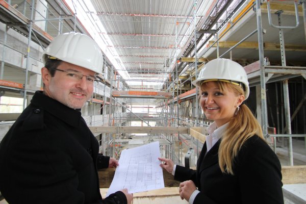 CIIT-Geschäftsstellenleiterin Sybille Hilker und Architekt Florian Brandstetter im Rohbau des neuen CIIT. - © Jens Rademacher