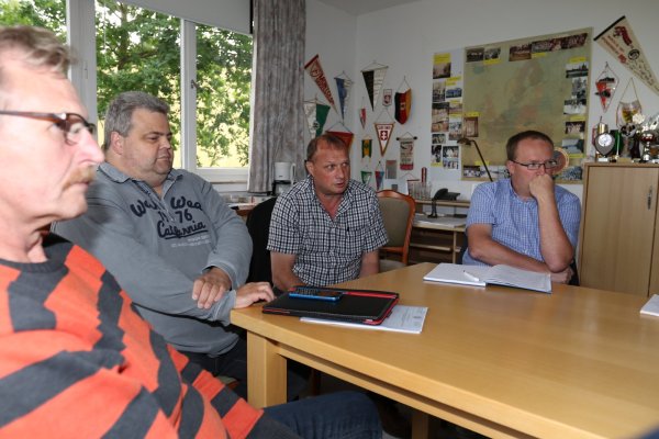 Traurig über die Lemgoer Entscheidung: Detmolds Kreisvorsitzender Gottfried Dennebier, B-Juniorinnen-Pokalspielleiter Lutz Hergt, Detmolds Vorsitzender des Kreisjugendausschusses, Udo Wille, und das Mitglied des Paderborner Kreisjugendausschusses Christian Kröker (von links). - © Oliver König