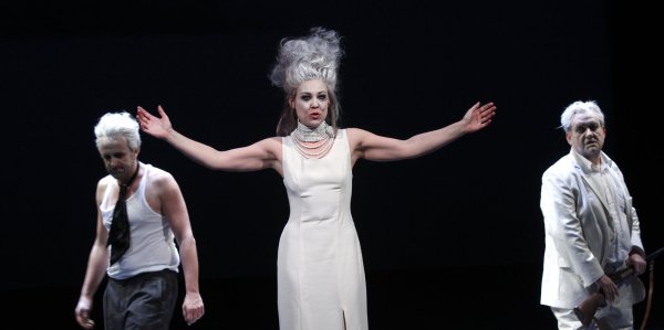In einer Spielszene aus "Totentanz": Markus Hottgenroth (Kurt), Ewa Rataj (Alice) und Henry Kinder (Edgar). - © Landestheater