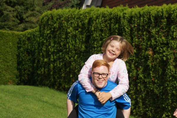 Lebensfreude pur: Nicht nur für ihre Mamas, die den Gesprächskreis Down-Syndrom vor zehn Jahren ins Leben riefen, sind Adrian "Adi" Dück und Pia Sophie Hojer etwas ganz Besonderes. - © Judith Stracke
