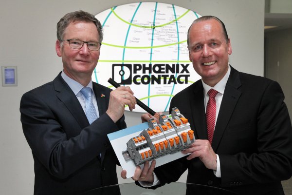 Innovation: Die Geschäftsführer Roland Bent und Frank Stührenberg präsentieren eine Riesen-Klemme. - © Bernhard Preuss