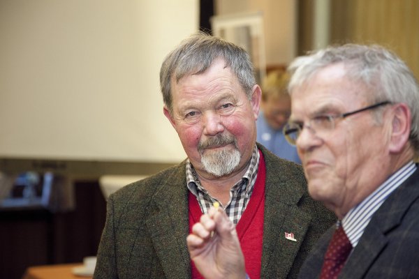 Ehre für den Engagierten: Heinz-Jürgen Göbel (Mitte) erhält von Friedrich Brakemeier (rechts) und Heinz Kriete die Ehrennadel des Lippischen Heimatbundes. - © Torben Gocke