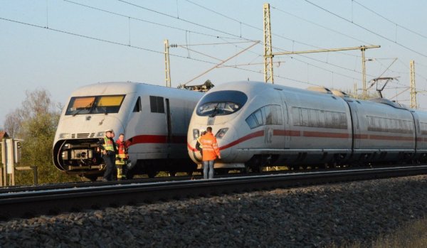 Liegen geblieben: Ein ICE ist in eine Plane gefahren, die in der Oberleitung hing. - © Andreas Eickhoff