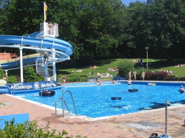Vergnügen für Jung und Alt: die Rutsche im Waldbad. - © Cordula Gröne