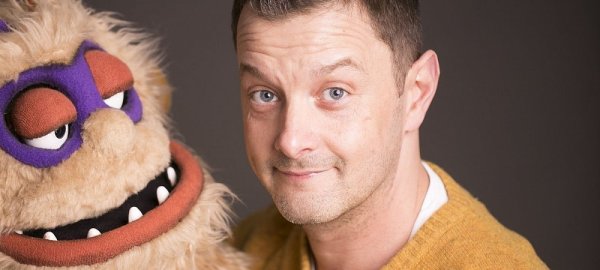 Norman Schneiders neueste Schöpfung: Das Monster für die Kinder-TV-Serie „Siebenstein“ mit riesigen Augen und kuscheligem Fell.  - © Matthias Bungeroth