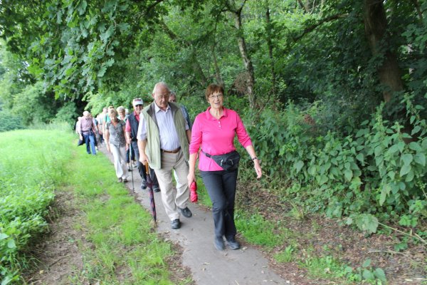Mittwochs wird gewandert: Ilse Beckmann (vorne) hat sich wieder eine schöne Route ausgedacht. - © Marlen Grote