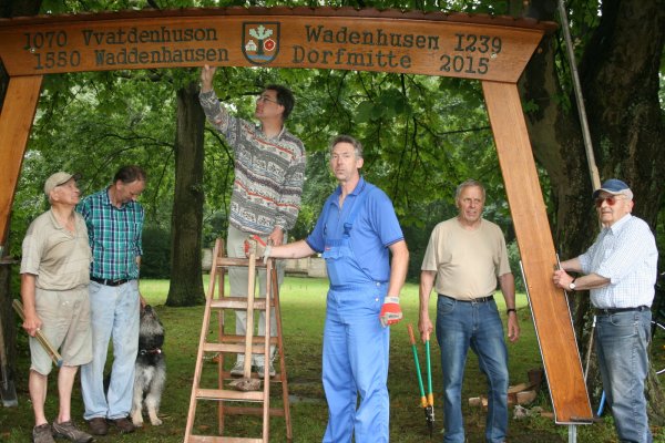 Setzen ein Zeihen für den Dorfmittelpunkt: Walter Schröder, Wolfgang Ludwig, Olaf Hanke, Detlef Stock, Fritz Mahlmann sowie Gerhard Treseler (von links) beim Aufbau des Torbogens. FOTO: CASTRUP - © Sandra Castrup