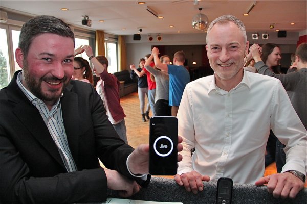 Tanz-App mit Kinderkrankheiten: Student Christian Siek (links) hat eine Anwendungssoftware entwickelt, die beim Praxistest einige Tücken aufweist. Tanzlehrer Heiko Raske nimmt es mit Humor und verlässt sich lieber auf sein Gehör. - © Stork