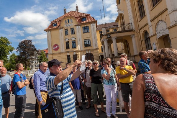 Eine Weltmarke aus der Residenzstadt: Dr. Hans Joachim Keil führt die Gruppe von Neugierigen auf den Spuren der Sinalco-Vergangenheit durch Detmold. - © Torben Gocke