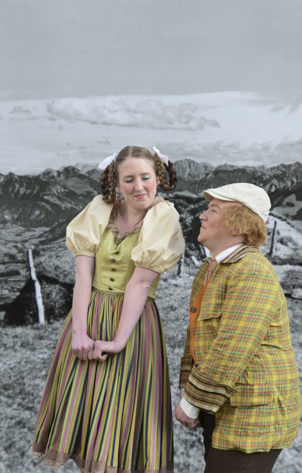 Ein wenig schüchtern: Klärchen (Simone Reimer) und der schöne Sigismund (Lukas Hollmichel). - © Marion Bühler