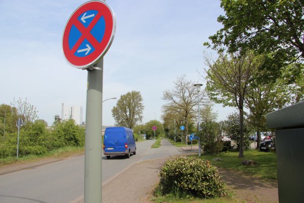 Parken verboten: An der Kampstraße können Pendler nicht mehr parken, wenn sie auf dem Bahnhofsparkplatz kleinen Stellplatz mehr finden. - © Cordula Gröne