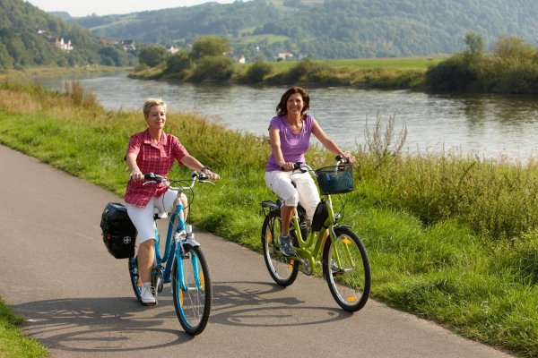 Beliebte Route: Radfahrer auf dem Weserradweg. - © Weserbergland Tourismus e. V.