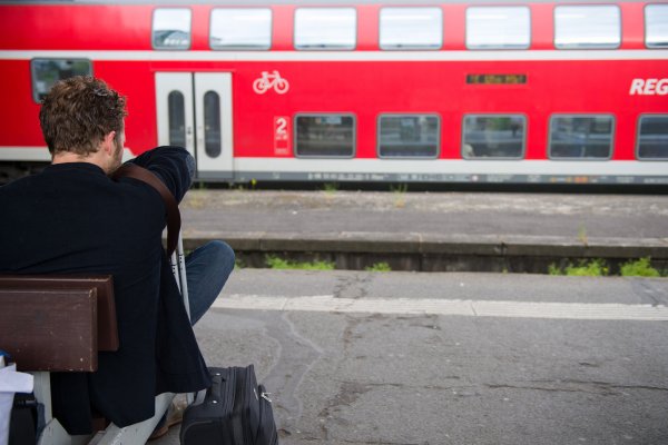 Ein Reisender wartet an einem Bahnhof auf einen Zug. Die Lokführergewerkschaft GDL hat ihre Mitglieder aufgerufen, beim bisher längsten Streik in der Geschichte der Deutschen Bahn die Züge bis zum Sonntagmorgen um 09.00 Uhr stehen zu lassen. - © dpa