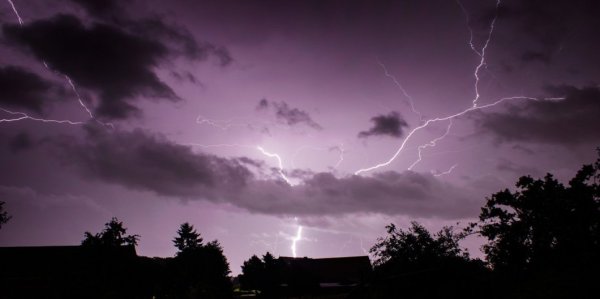 100 Millionen Volt: Ein Blitz, der zur Erde niederfährt, ist eine elektrische Ladung mit einem Stromfluss bis zu 30.000 Ampère. Hier ein Blitz bei einem Gewitter über Dünne mit Blickrichtung Bünde aus 2014. - © Maik Beckmann