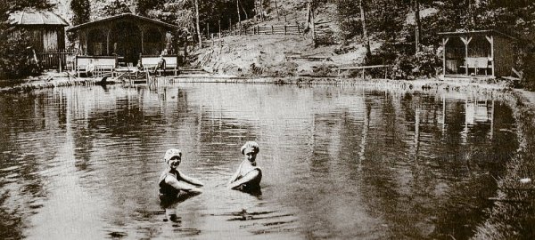 Ein idyllisches Waldfreibad im Schopketal: Es entstand vor mehr als einem Jahrhundert in Oerlinghausen. Kleine Badehäuser aus Holz und ein Einmeter-Sprungbrett waren die Attraktionen des Bades.