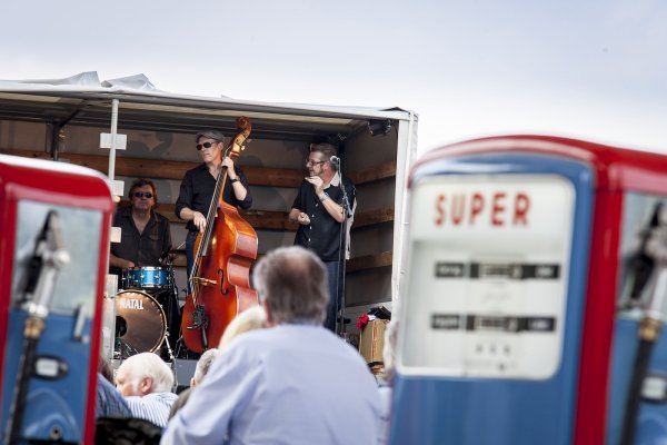 Musik an der Museumstanke: Zwischen den alten Säulen sorgt Dieter Kropp (rechts) gemeinsam mit den Hamburger Jungs der Band "8 to the Bar" für die richtigen Töne. - © Torben Gocke